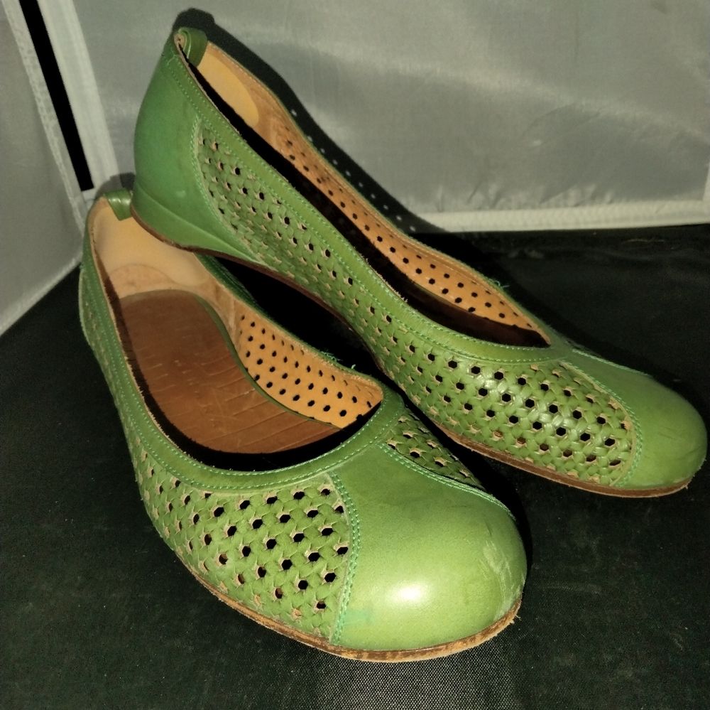Chie Mihara green leather flat shoes 38/8